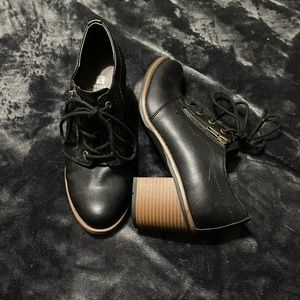 Heeled saddle shoes